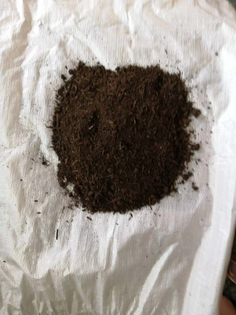 发酵鸡粪，用百分30营养土与70鸡粪加菌种发酵而成。