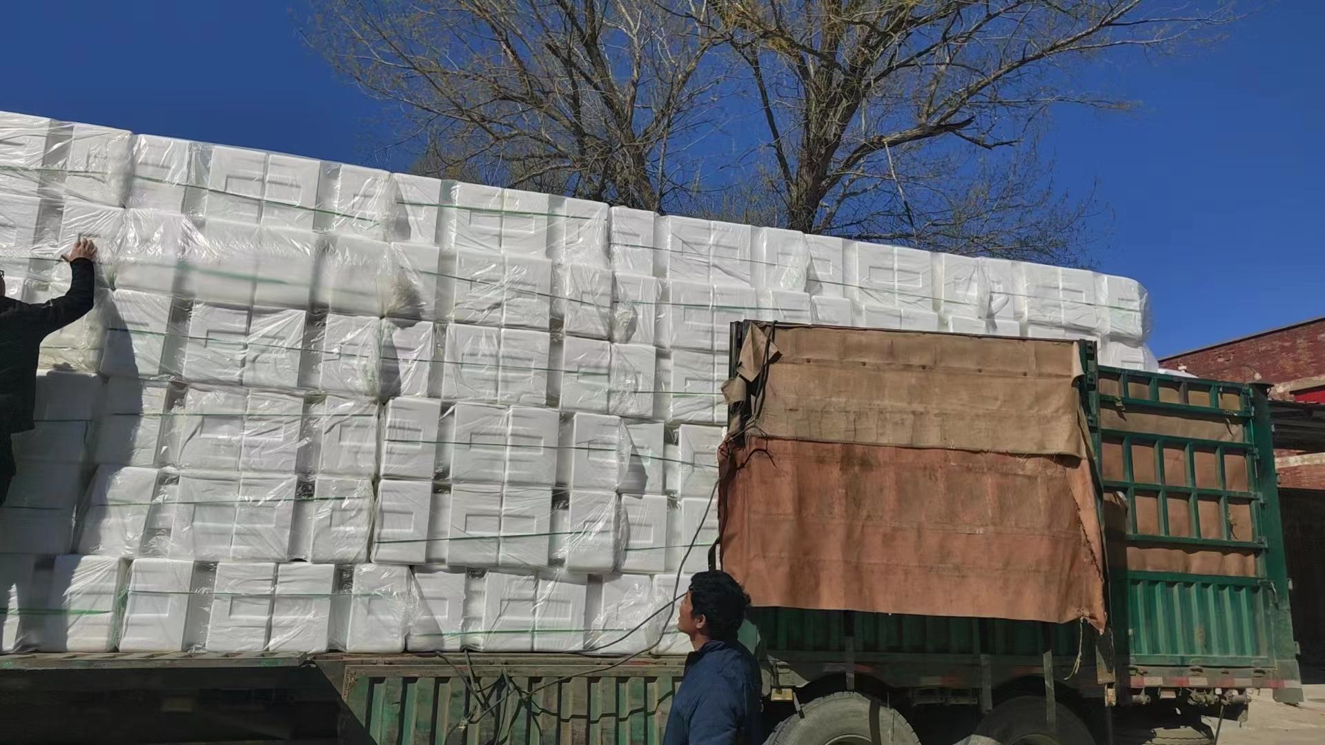 冷链运输车辆正在装载新鲜的远海梭子蟹 梭子蟹批发市场的冷链运输车辆