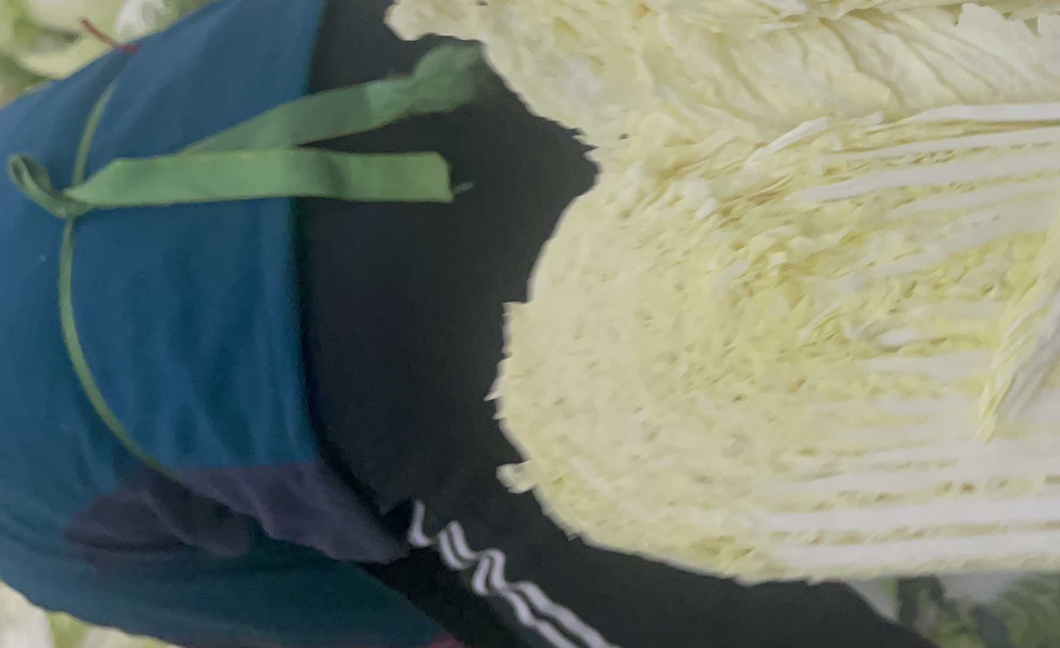 展示新鲜与变质娃娃菜的对比,左侧为新鲜状态,右侧为腐烂状态 娃娃菜存放对比图