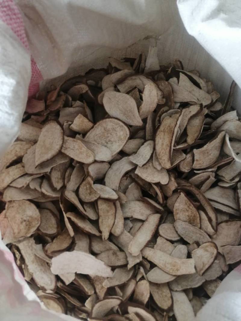岀售地瓜干，有量，做酒，酒精，饲料，食用，都有现货。