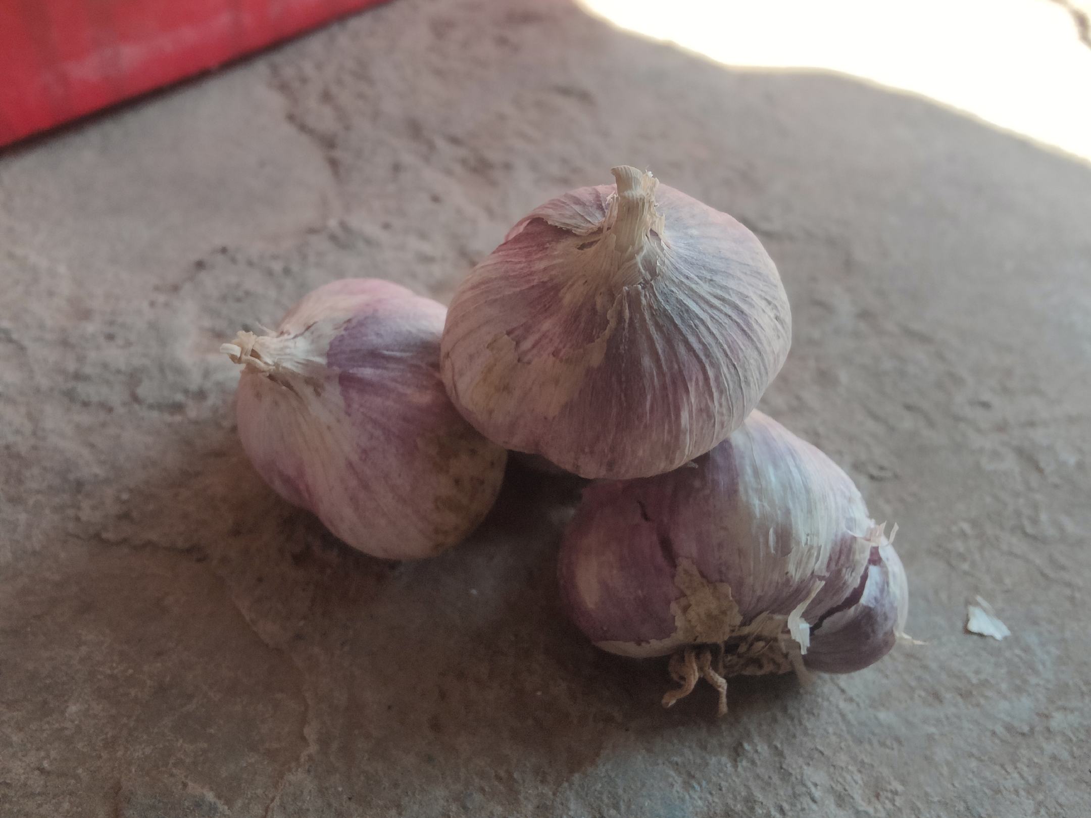 展示使用不锈钢勺摩擦不锈钢容器内壁以去除蒜味的过程 金属勺摩擦去味