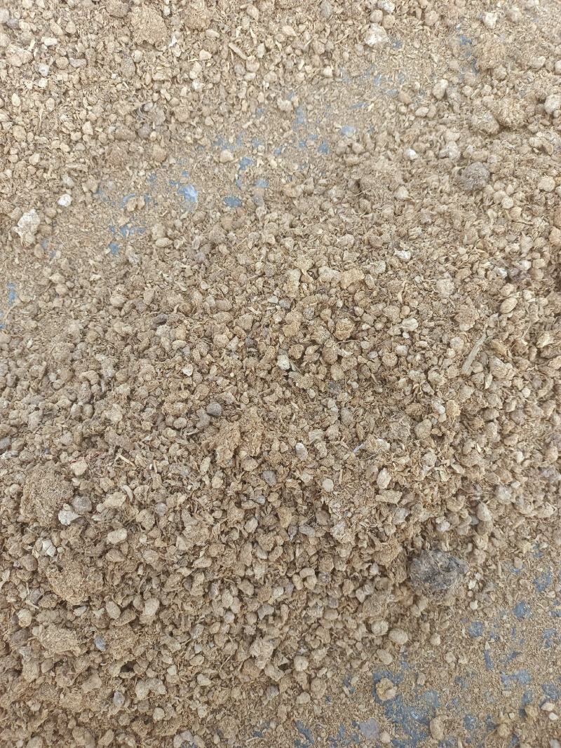 蘑菇菌渣:可以直接喂牛羊，蛋白11，氨基酸8，脂肪4