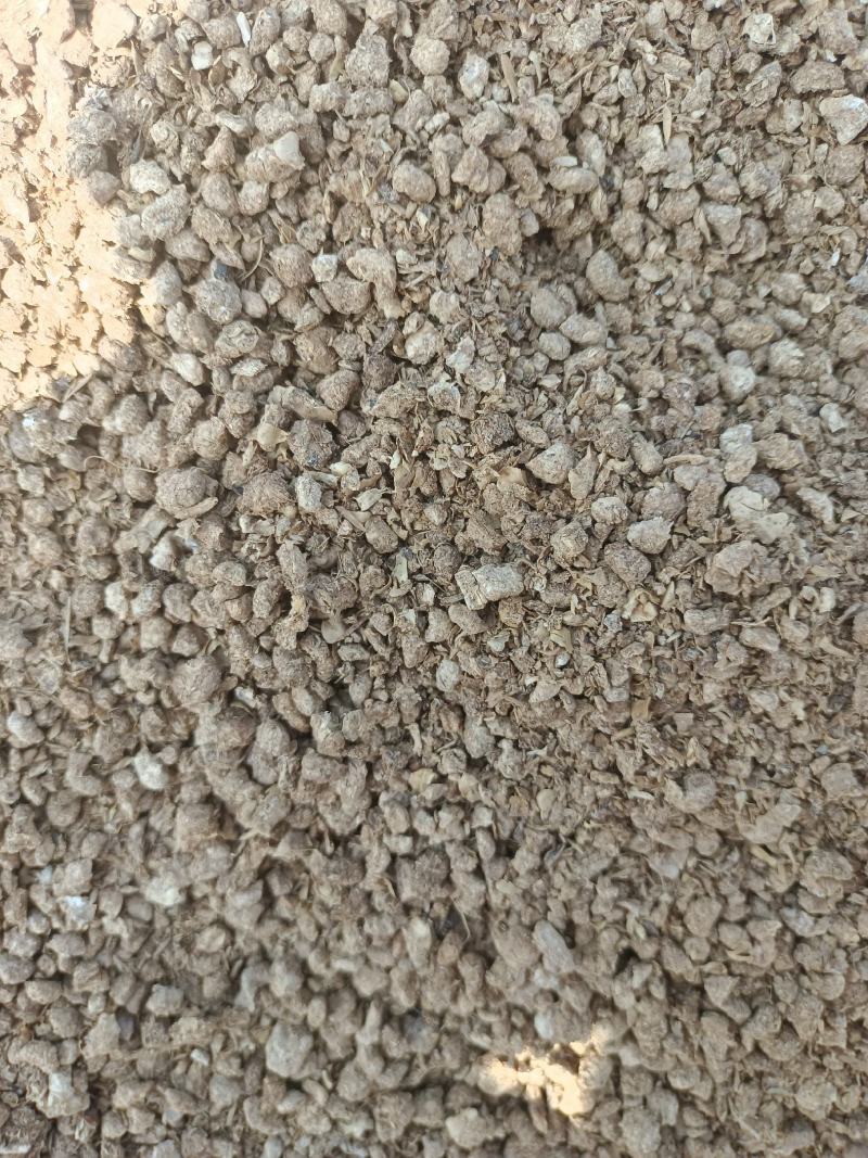蘑菇菌渣:可以直接喂牛羊，蛋白11，氨基酸8，脂肪4