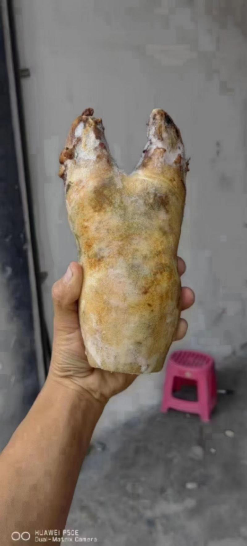 火烧带筋牛蹄，一件50斤左右，每件的具体重量麻烦联系客服