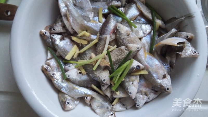 鳑鲏鱼，开肚去内脏适合，煎炒烹炸，休闲美味佳肴！