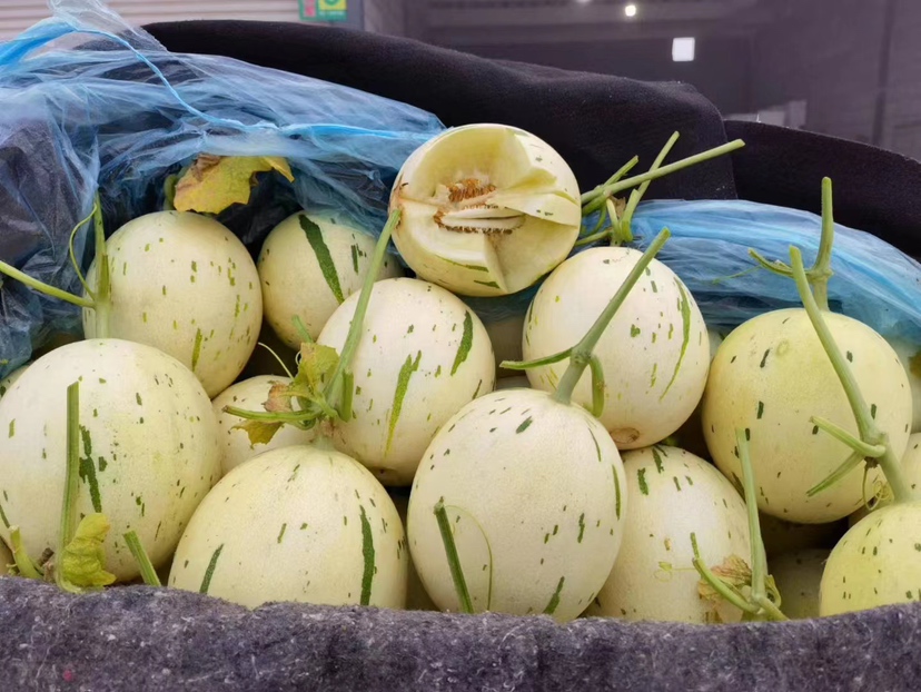 羊角蜜甜瓜与其他水果一起摆放在餐盘中的美食搭配图 羊角蜜甜瓜摆盘图