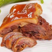 全熟卤猪头肉，带猪拱嘴带核桃肉，肉质细嫩软糯，价格