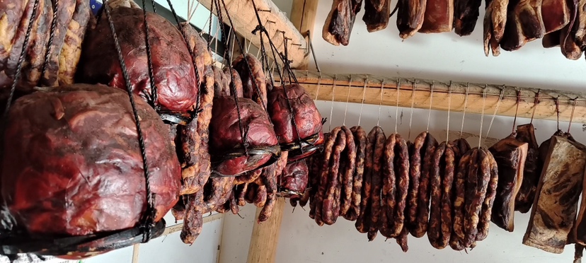 巴马香猪加工产品展示,包括腊肉、香肠、烤乳猪等,摆盘精美,突出高端品质 巴马香猪肉制品展示