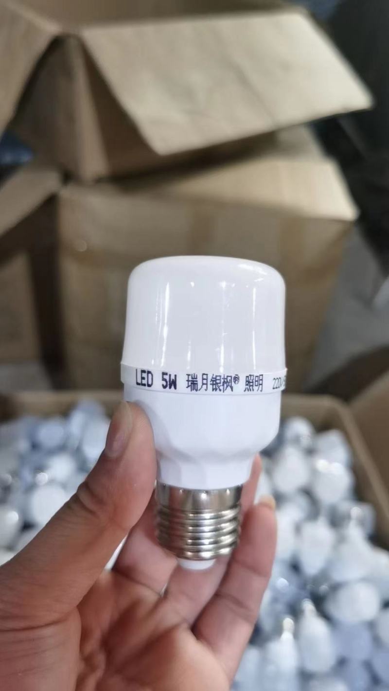 节能灯泡，各种瓦数，螺丝挂丝都有货，欢迎来询价，
