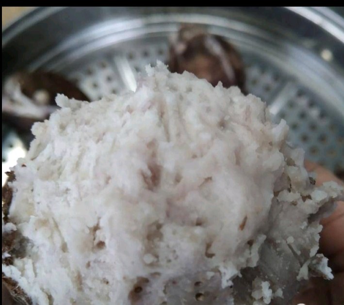 毛芋头去皮与蒸熟过程