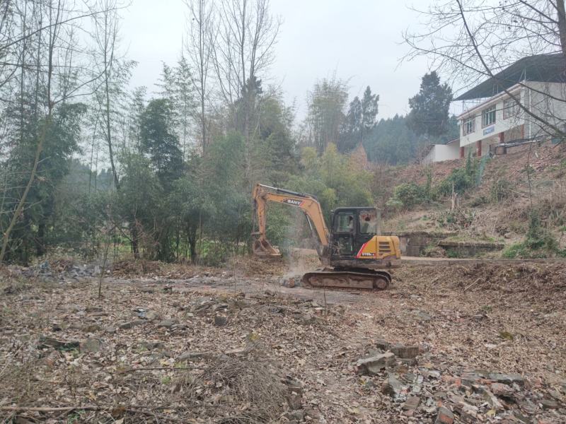 碉楼村村委流转集体土地100亩，全部通公路，价格可商量，