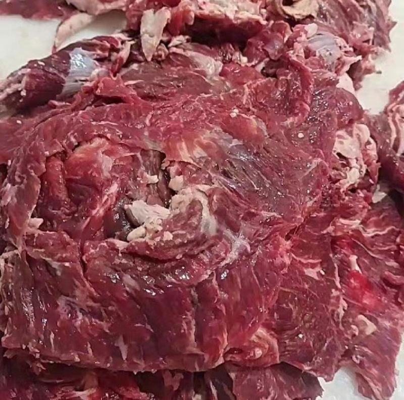 纯干牛碎肉，性价比高，厂家直销一手货源，欢迎老板来采购。