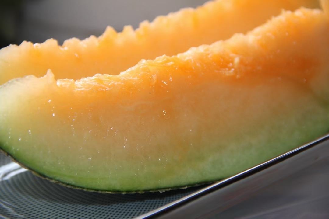 哈密瓜果肉特写展示其细腻质地