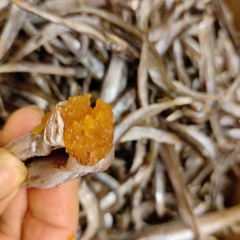 银鱼干，基本都带籽，只有极个别不带，但里面是油，8成干度