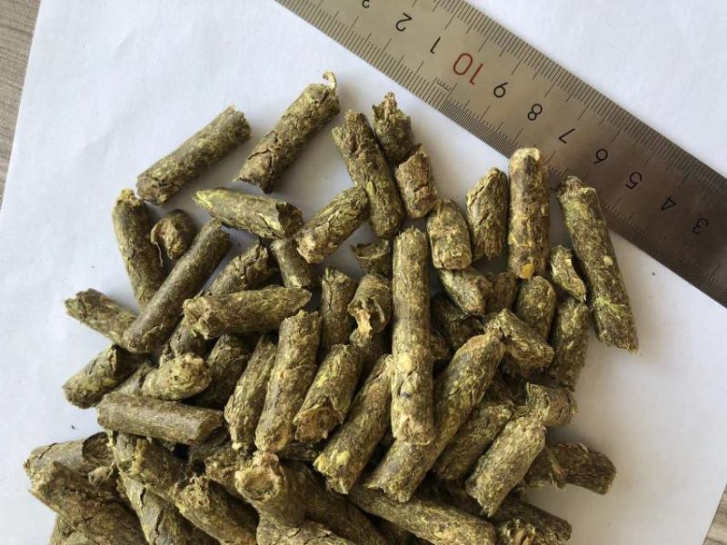 花生秧颗粒牧草饲料牛羊牧干草自产自销，有需要者可联系我。