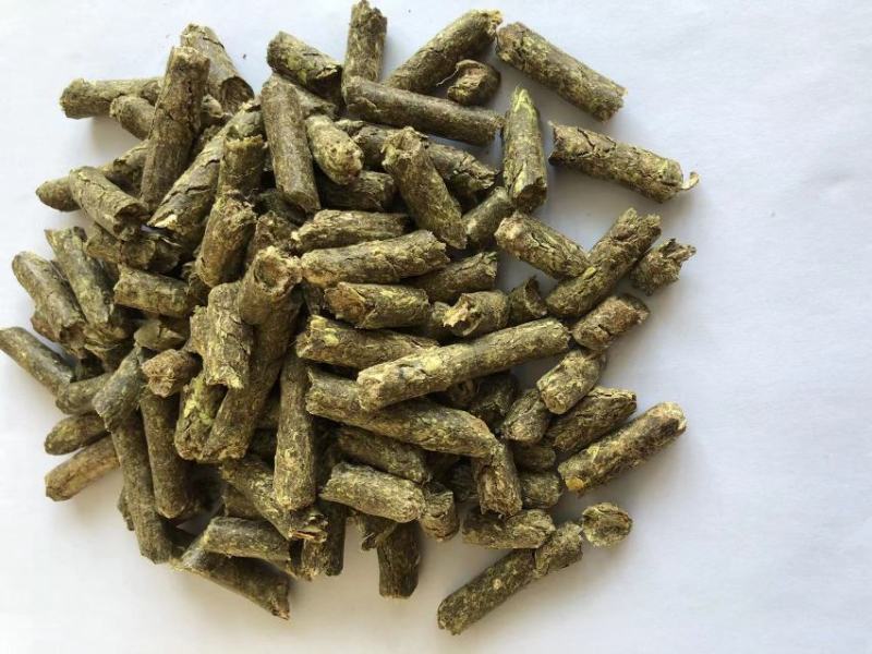 花生秧颗粒牧草饲料牛羊牧干草自产自销，有需要者可联系我。