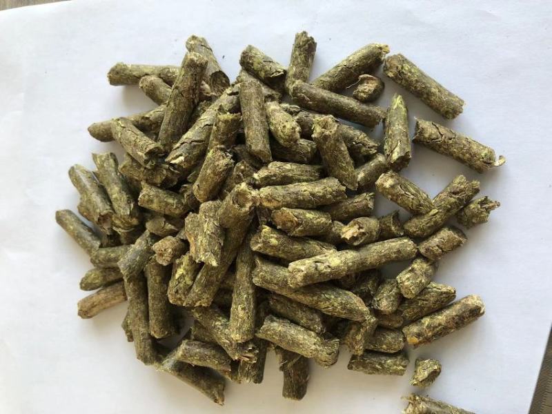花生秧颗粒牧草饲料牛羊牧干草自产自销，有需要者可联系我。