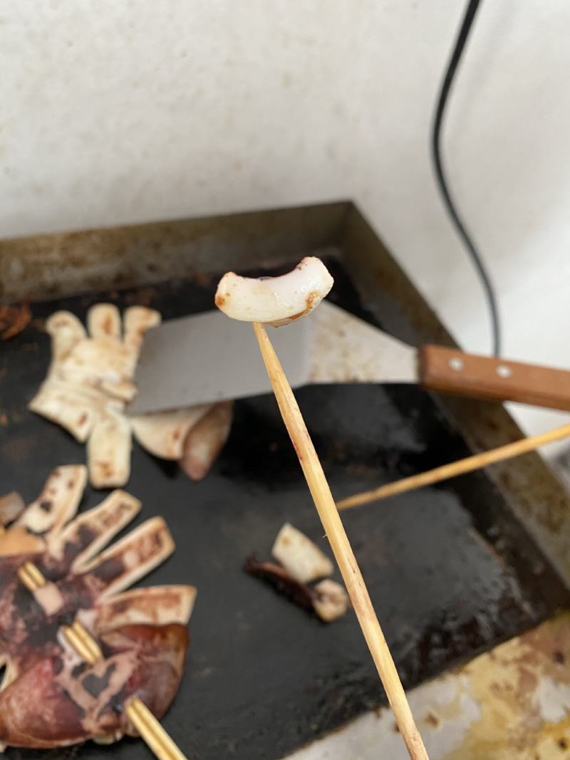 山东威海专业鱿鱼串厂家，鱿鱼串膘厚，缩水率极低。规格全
