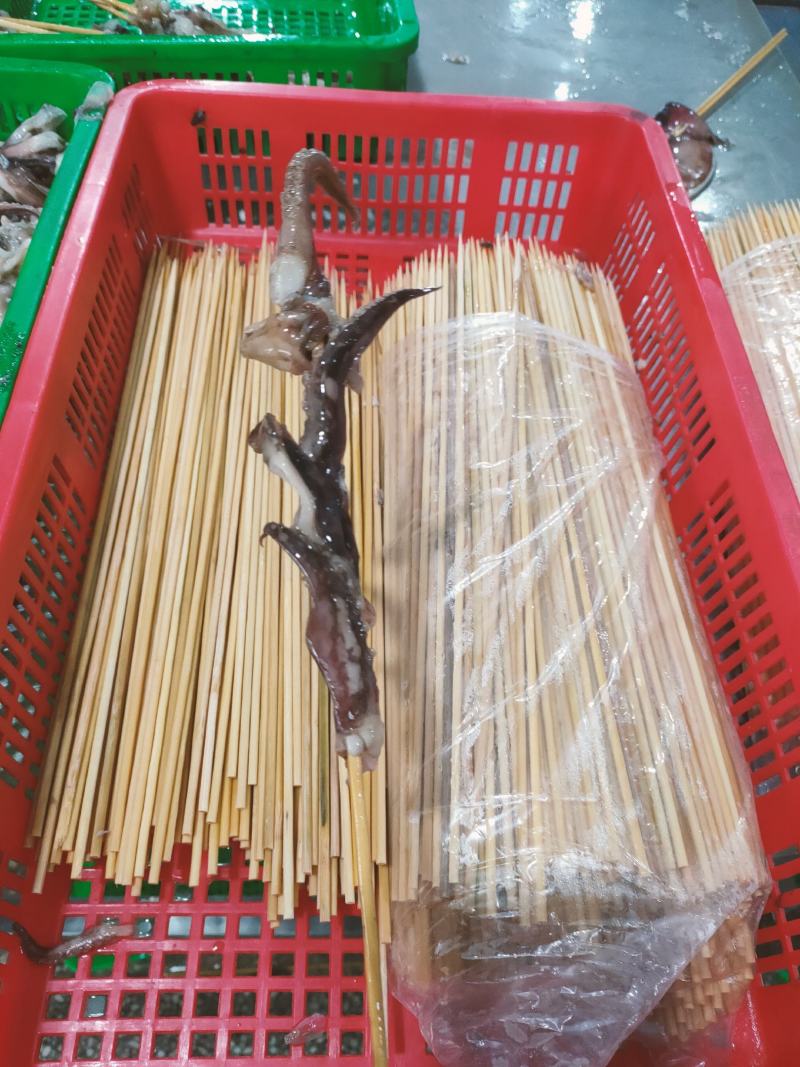 山东威海专业鱿鱼串厂家，鱿鱼串膘厚，缩水率极低。规格全
