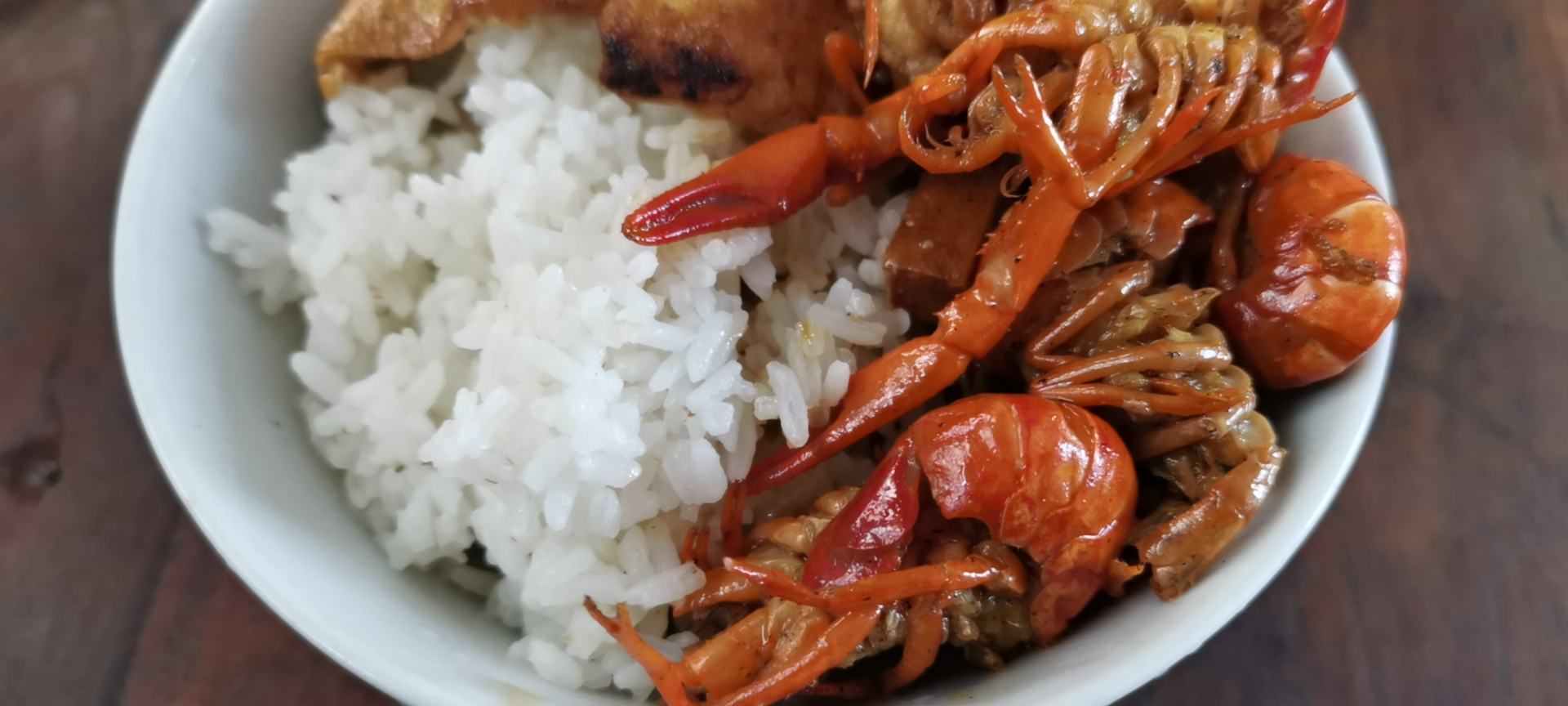 鲜椒猪肝搭配米饭图,一碗热腾腾的米饭配上鲜辣猪肝,令人垂涎 鲜椒猪肝搭配米饭图