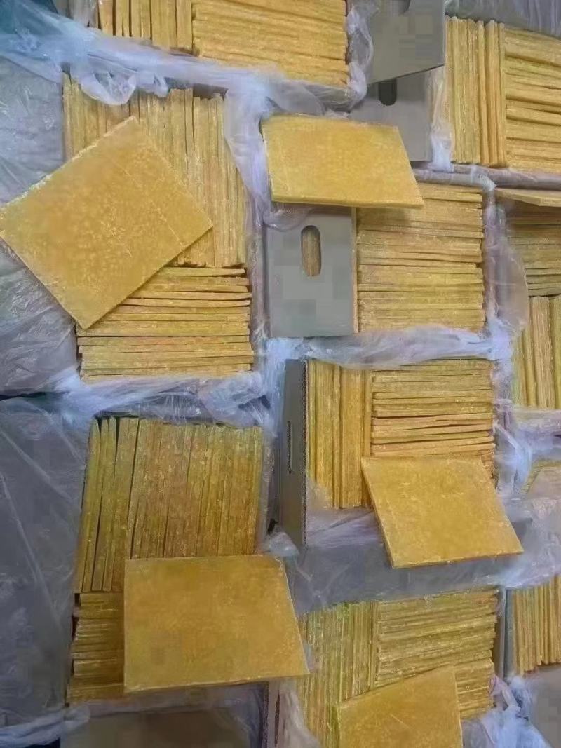 罐装梨膏糖深色，黄色250克一罐，一件60罐地摊展会
