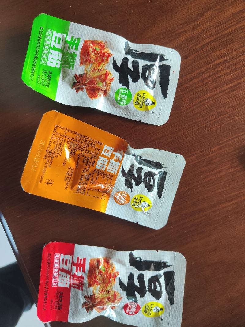 手撕豆筋，香味可口，多种口味，独立包装