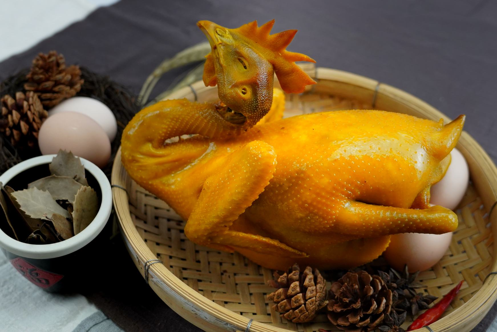 洁白瓷盘中整齐码放着琥珀色的盐水鸡腿切片,表面泛着光泽,顶部覆盖一层翠绿的大葱丝,旁边点缀少许香菜叶,整体呈现清新诱人的冷盘风格 盐水鸡腿成品摆盘图