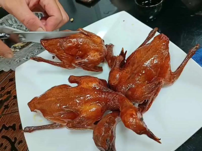 红烧脆皮乳鸽4到6两（半成品）拆开包装即可炸或烤工厂发货