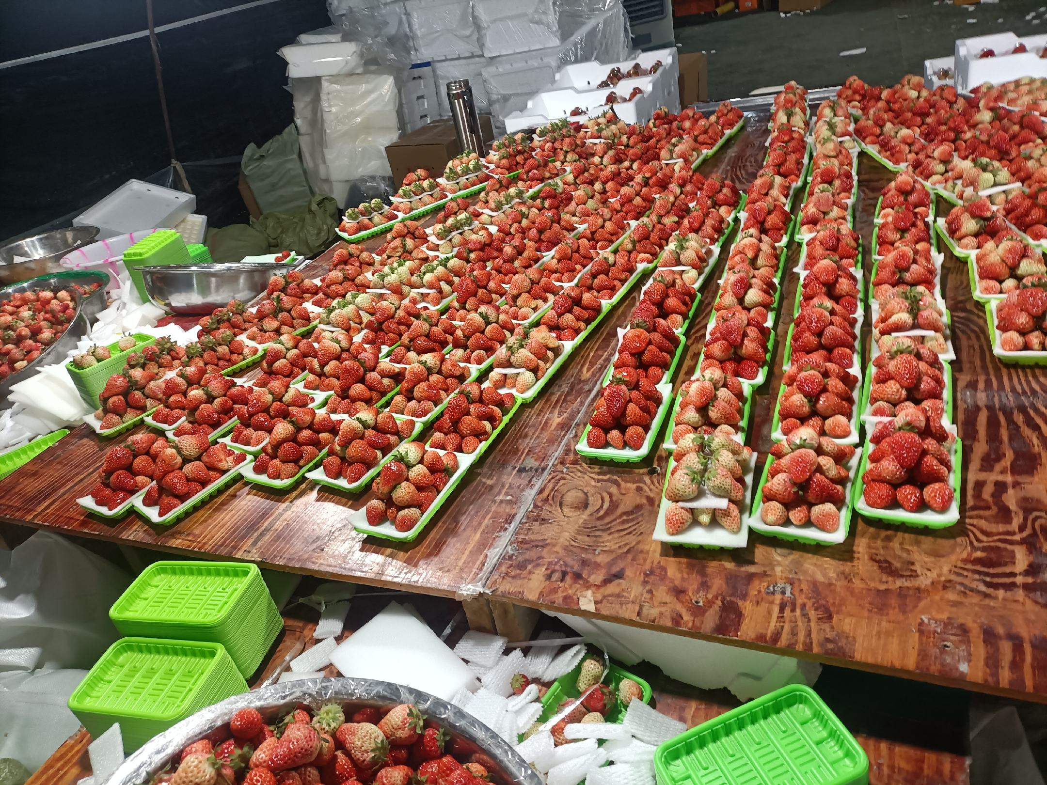 克瑞森红提在市场上的销售场景:红提整齐陈列在货架上,吸引消费者选购 克瑞森红提在市场上的销售场景