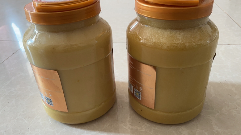 展示装在玻璃瓶中的熟蜂蜜,色泽金黄,质地浓稠,瓶身贴有标签 熟蜂蜜装瓶成品图