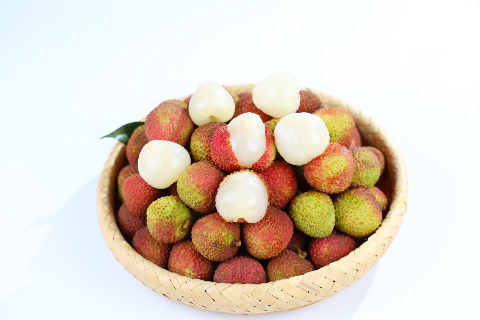 女性正在准备荔枝拼盘