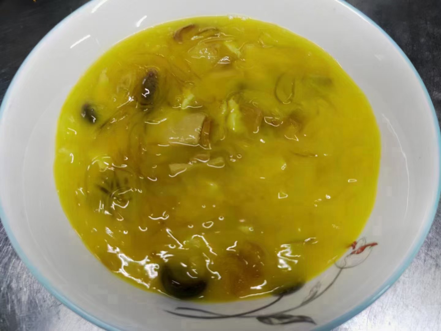 正在用锅加热隔夜冬瓜汤,锅中热气腾腾,显示食物正在高温处理中 冬瓜菜肴再加热