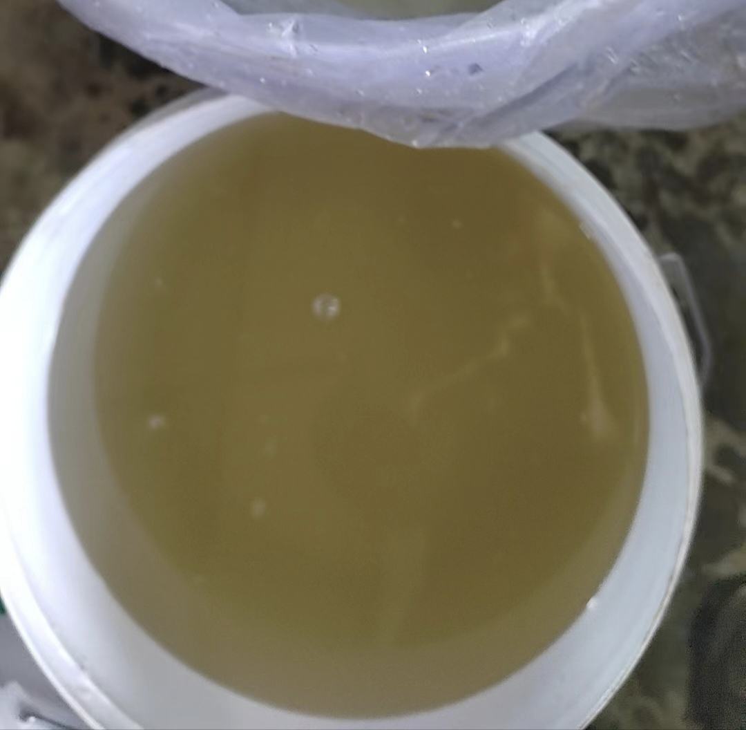 展示一瓶被冻结的除草剂瓶身出现膨胀、液体浑浊的现象 除草剂结冰现象