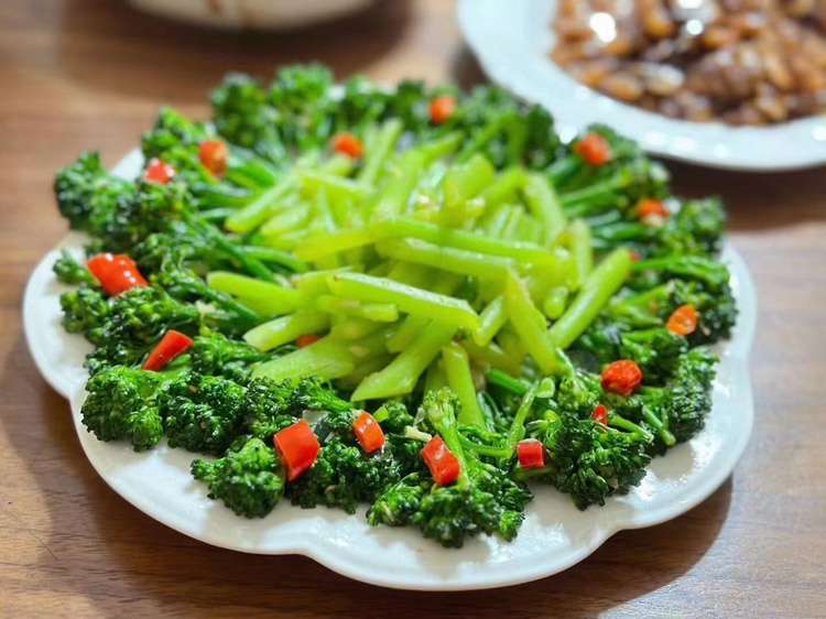 西兰花摆盘成品图