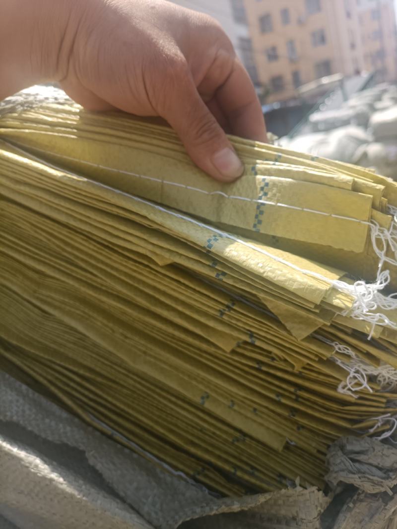 我厂生产各种规格编织袋，型号齐全颜色品种不一样！