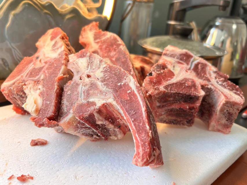 白芷与猪骨的搭配图,展示食材准备阶段 炖骨头放白芷吗