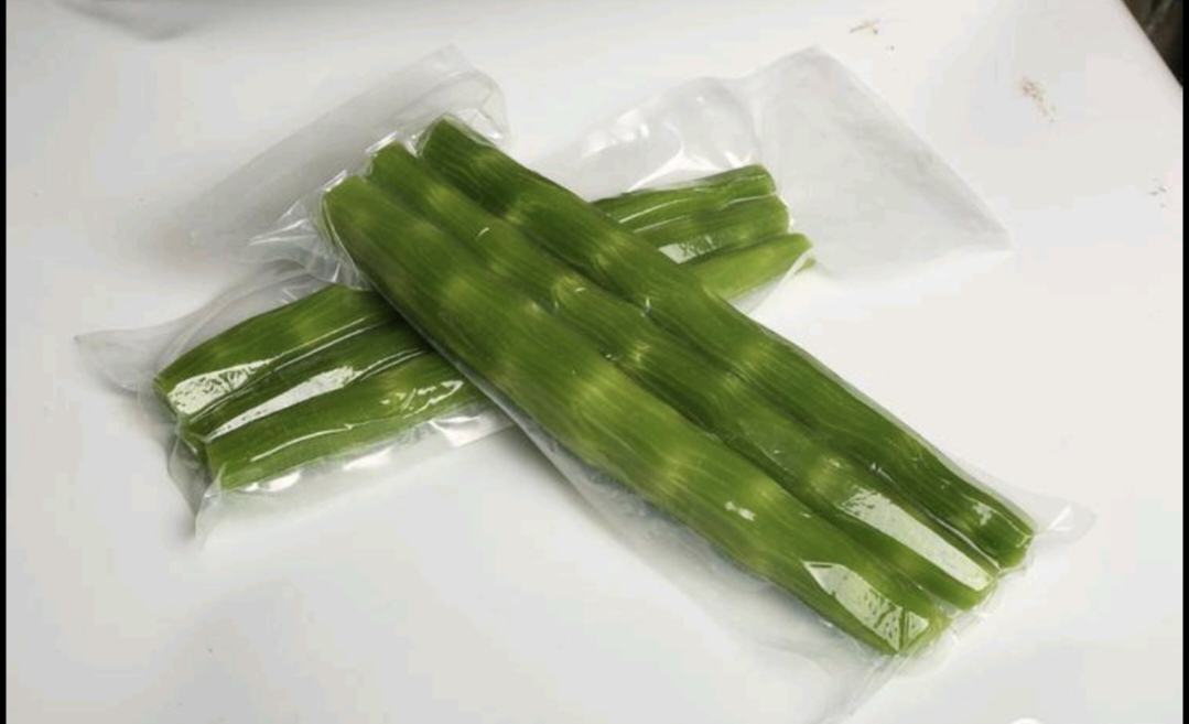 新鲜采摘的绿色莴苣,表皮翠绿,质地脆嫩 莴苣实物图