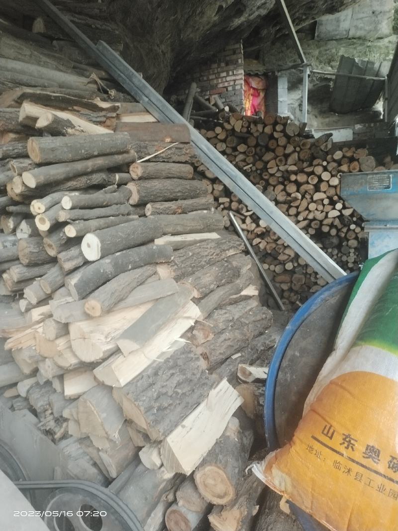 自产自销芝麻香油，香气十足，纯正无假，不加任何添加计。