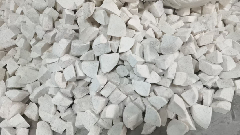 芋头削皮切块并浸泡水中 处理芋头