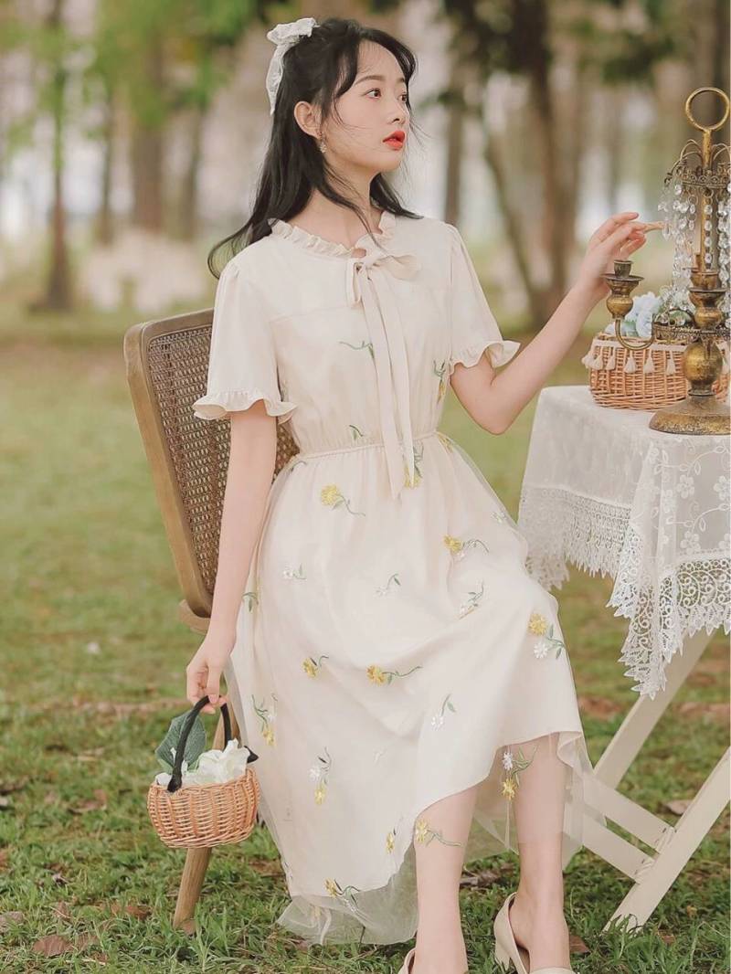 2023年夏季森系温柔百搭仙女碎花鱼骨法式连衣裙