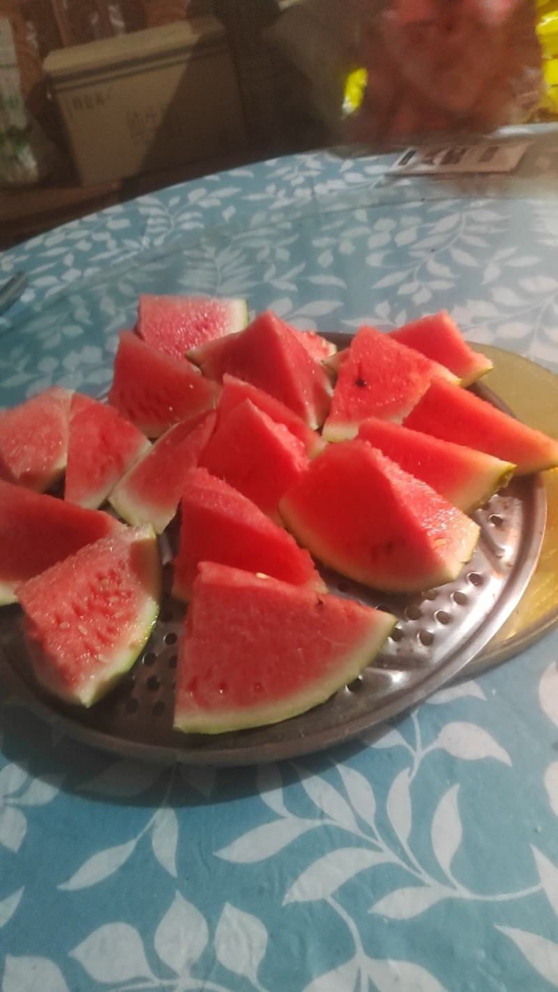 头茬美都西瓜口味甜。