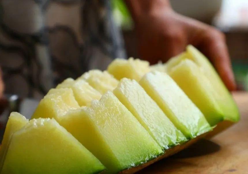 展示新鲜采摘的伽师瓜,果皮金黄,果肉洁白多汁 伽师瓜外观展示