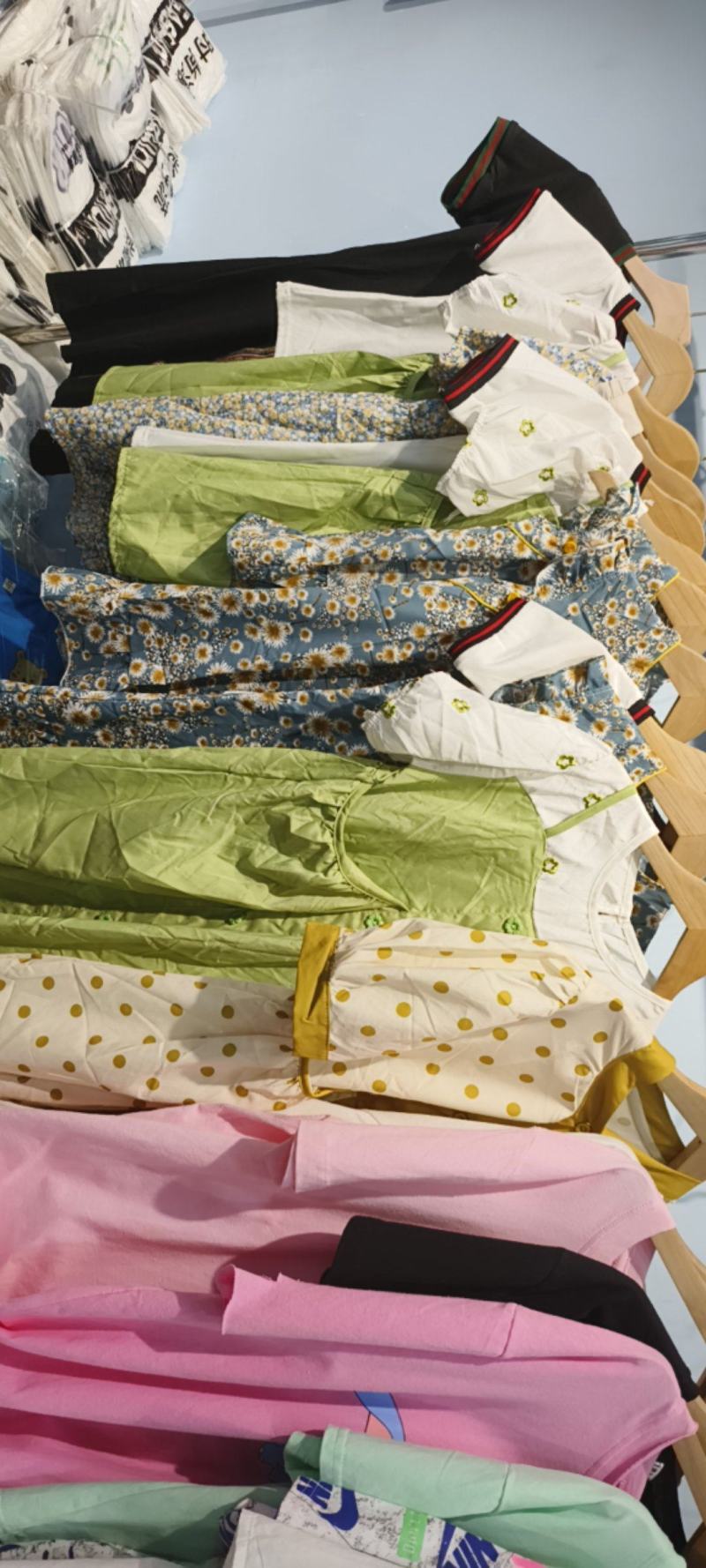 一批实体店童装