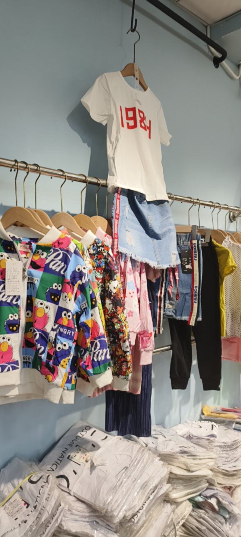 一批实体店童装