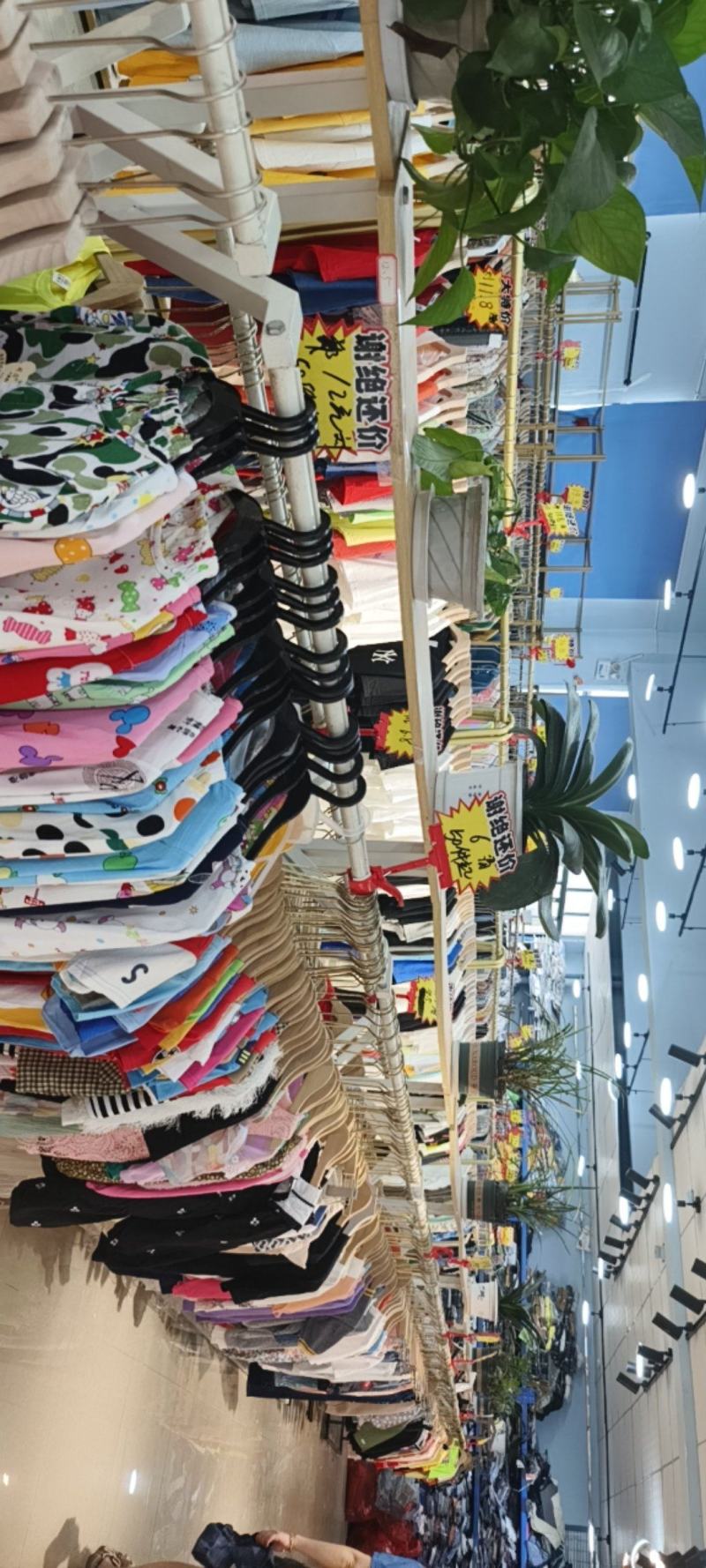 一批实体店童装