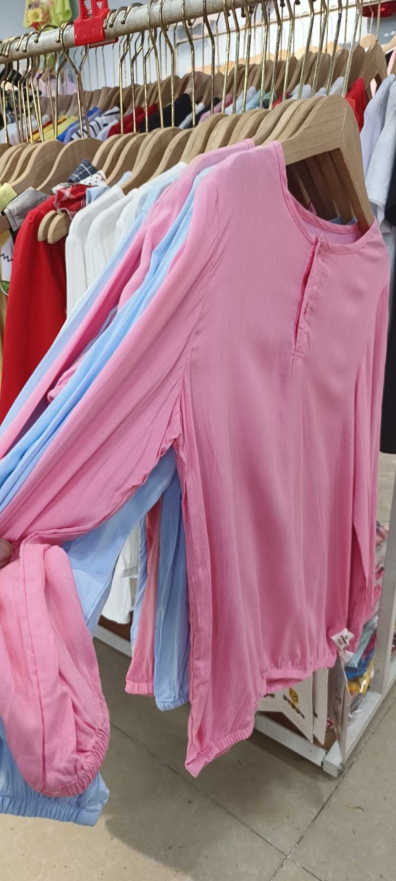 一批实体店童装