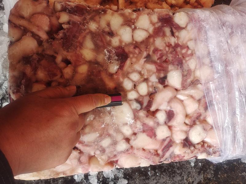 鱿鱼大碎肉鱿鱼粒适合快餐烧烤，八角粒串加工。缩水率低