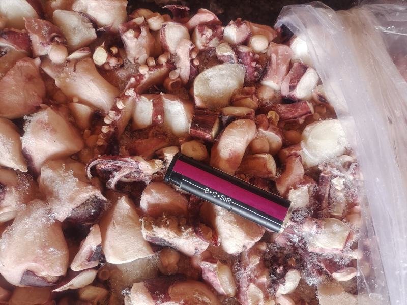 鱿鱼大碎肉鱿鱼粒适合快餐烧烤，八角粒串加工。缩水率低