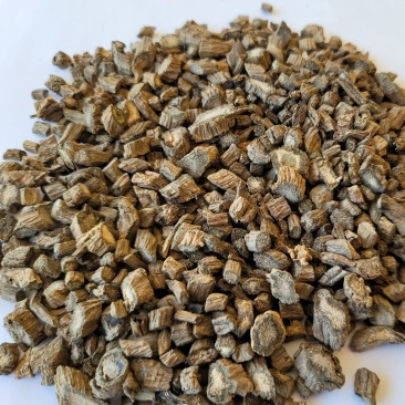 续断颗粒，过4号筛，去芦头……