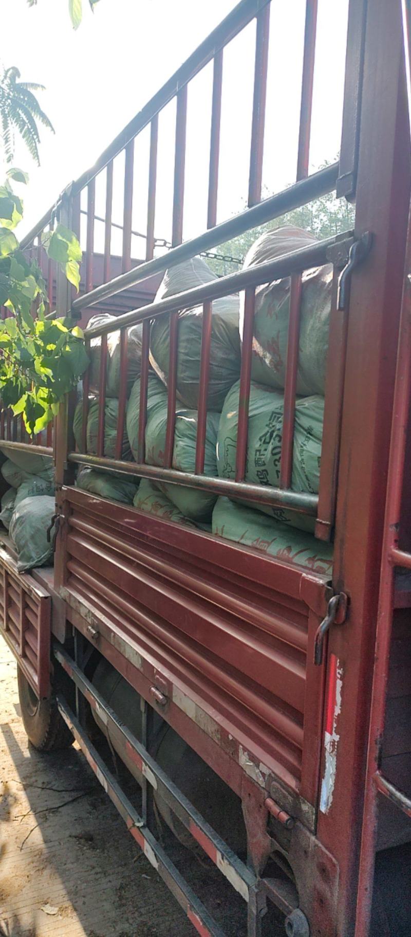 谷壳鸡粪，农家肥大量供应，常年有货，没有发酵的哈。